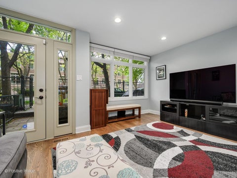 Tiny photo for 2731 N JANSSEN Avenue, Chicago, IL 60614 (MLS # 12736854)