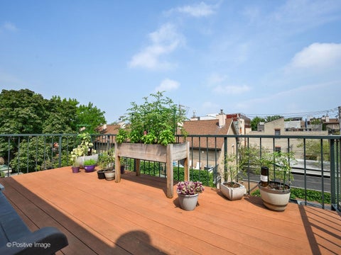 Tiny photo for 2731 N JANSSEN Avenue, Chicago, IL 60614 (MLS # 12736854)