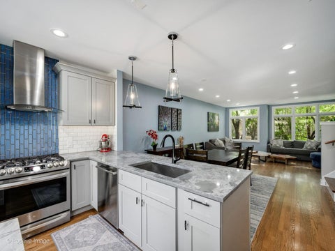 Tiny photo for 2731 N JANSSEN Avenue, Chicago, IL 60614 (MLS # 12736854)