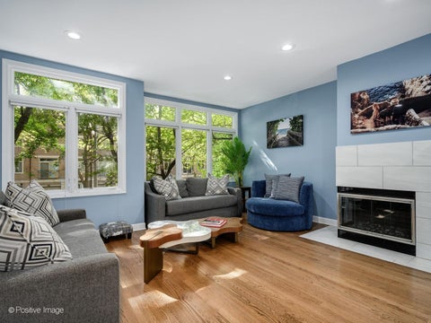 Tiny photo for 2731 N JANSSEN Avenue, Chicago, IL 60614 (MLS # 12736854)