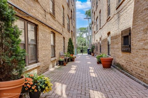 Tiny photo for 400 Ridge Avenue #16-2, Evanston, IL 60202 (MLS # 12399751)