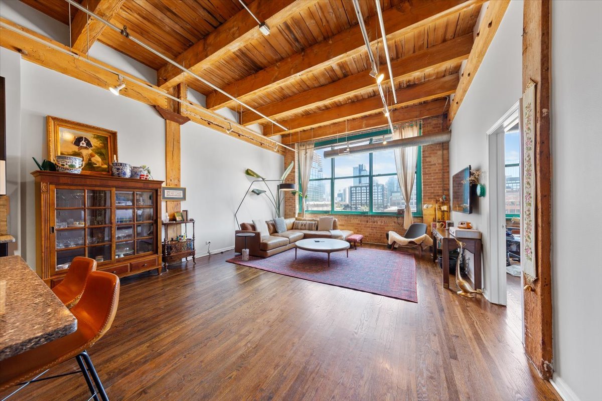 312 N MAY Street 4D