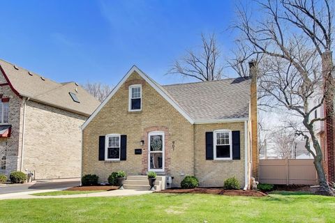 Photo of 901 S Hillside Avenue, Elmhurst, IL 60126 (MLS # 12633355)