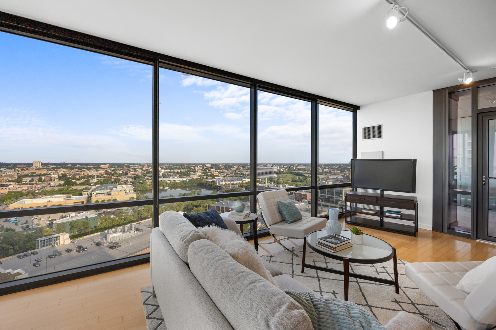 860 W Blackhawk Street 2102