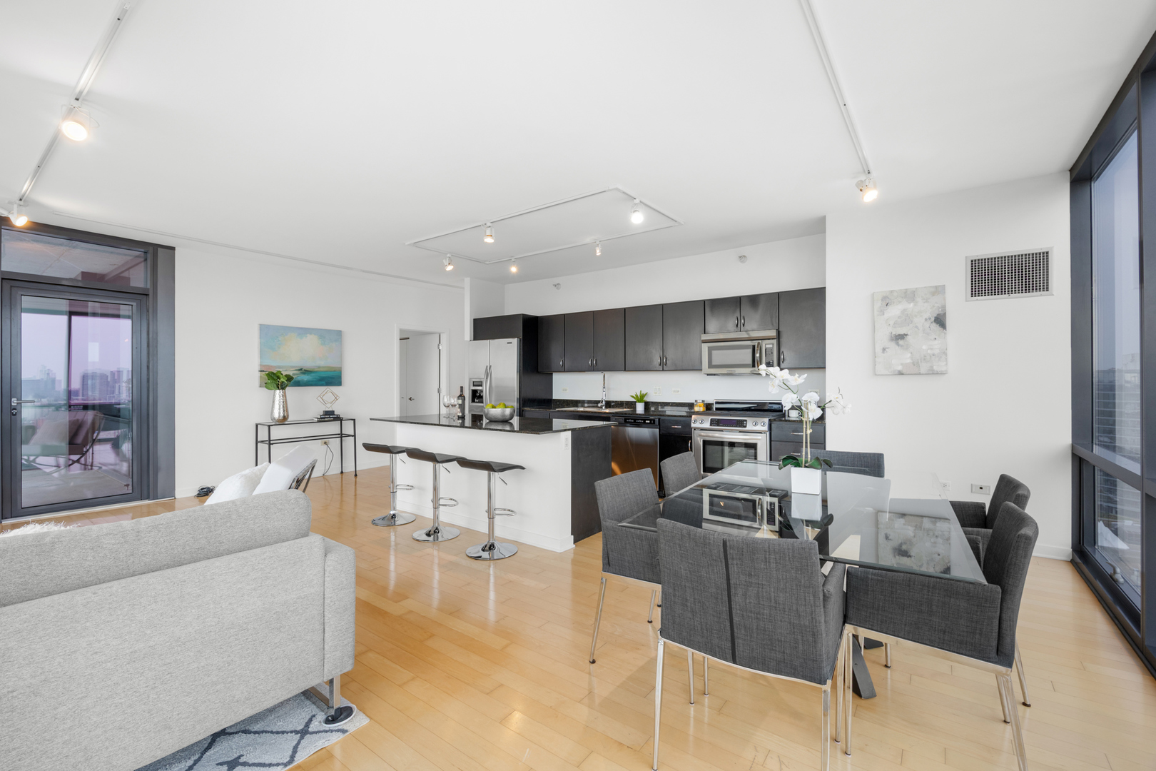 860 W Blackhawk Street 2102