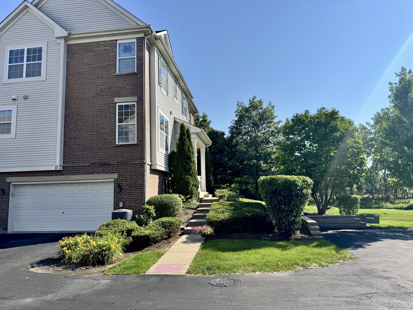 11 E WILLOW Road