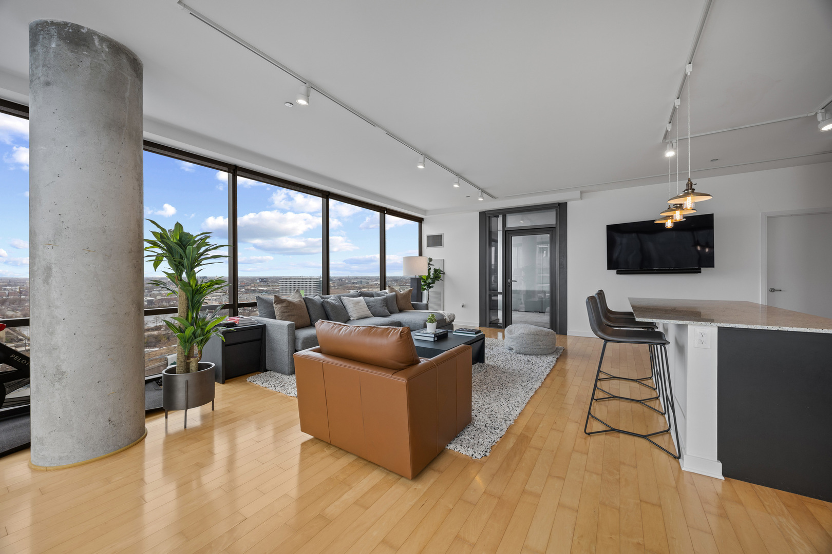 860 W Blackhawk Street 1702