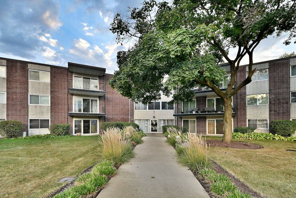 Photo for 2800 Maple Avenue #31C, Downers Grove, IL 60515 (MLS # 12489006)