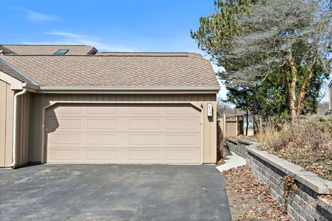 3 beds bed, 3.5 baths bath property at 814 Oak Hill Road, Lake Barrington, IL 60010