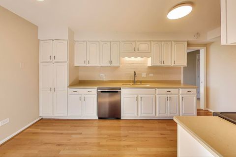 Tiny photo for 25 Shoreline Road #B, Lake Barrington, IL 60010 (MLS # 12488214)
