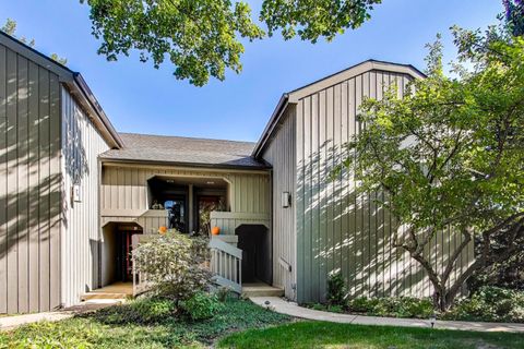Photo of 25 Shoreline Road #B, Lake Barrington, IL 60010 (MLS # 12488214)