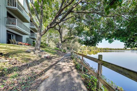 Tiny photo for 25 Shoreline Road #B, Lake Barrington, IL 60010 (MLS # 12488214)