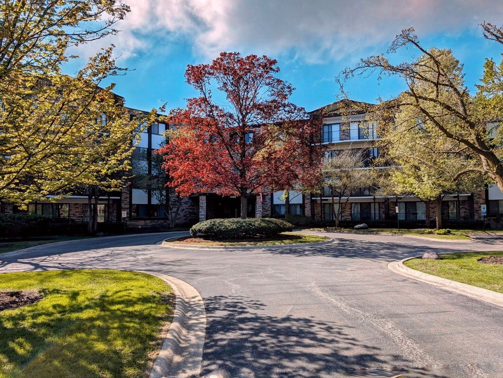 Photo for 1400 N Yarmouth Place #314, Mount Prospect, IL 60056 (MLS # 12355816)