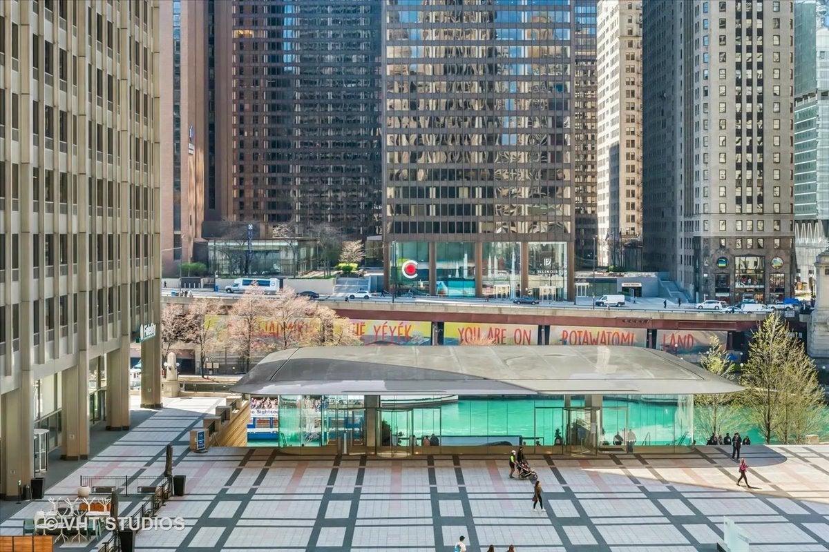 435 N Michigan Avenue 401