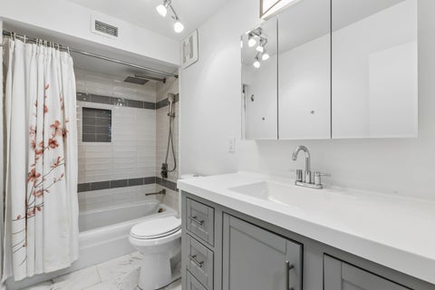 Tiny photo for 6007 N Sheridan Road #9E, Chicago, IL 60660 (MLS # 12674345)