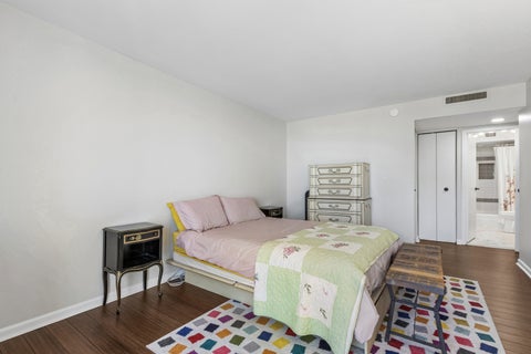 Tiny photo for 6007 N Sheridan Road #9E, Chicago, IL 60660 (MLS # 12674345)