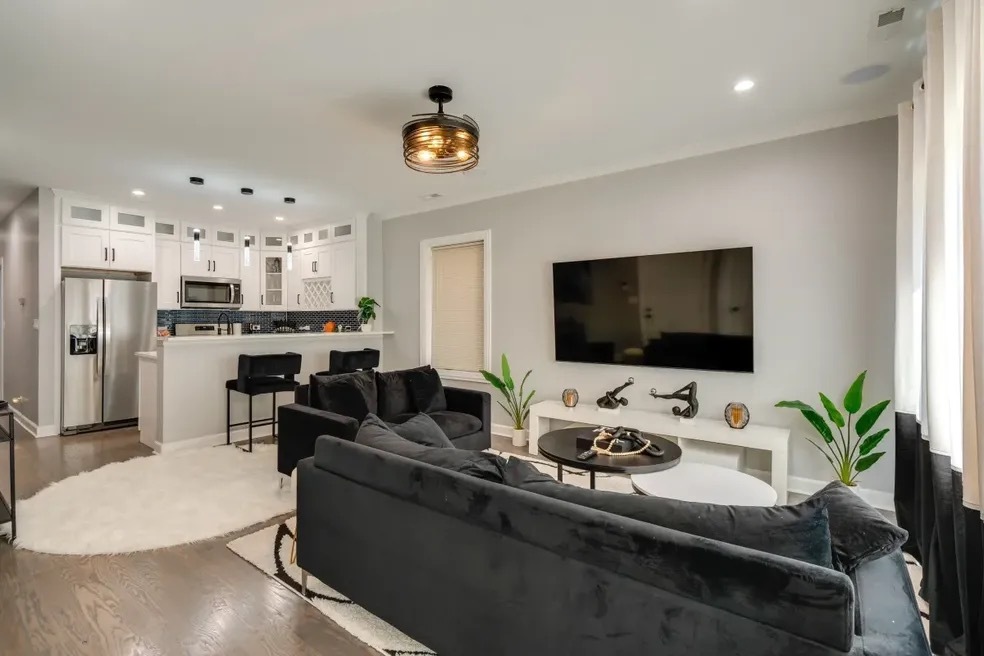 4634 S Langley Avenue