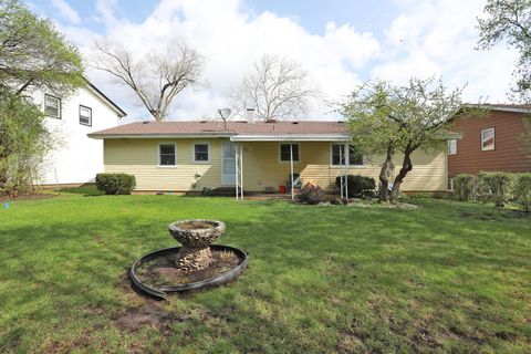 Tiny photo for 65 Lonsdale Road, Elk Grove Village, IL 60007 (MLS # 12618231)