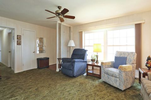 Tiny photo for 65 Lonsdale Road, Elk Grove Village, IL 60007 (MLS # 12618231)