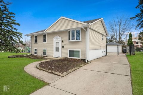 Photo of 1013 SUNNYDALE Boulevard, Streamwood, IL 60107 (MLS # 12601592)