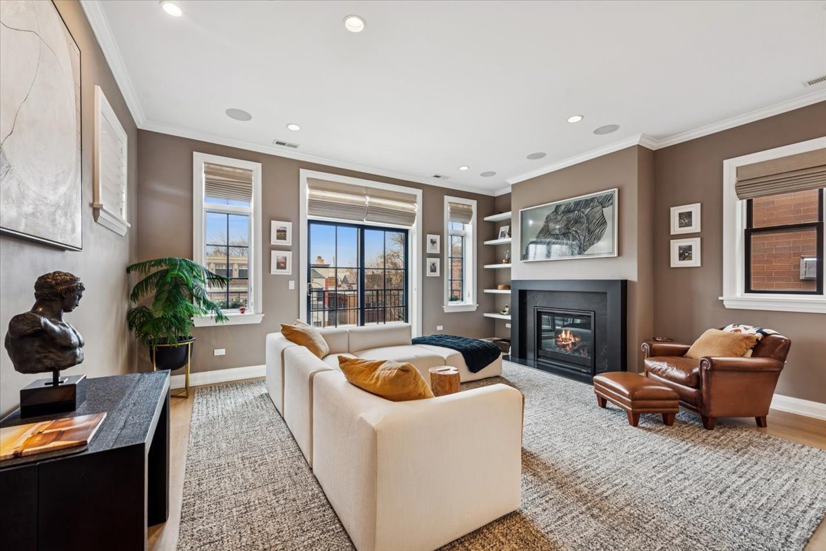 1038 W Altgeld Street 3