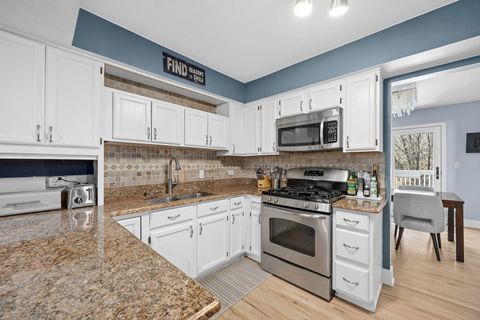 Tiny photo for 907 THORNWOOD Court #2, St. Charles, IL 60174 (MLS # 12582023)