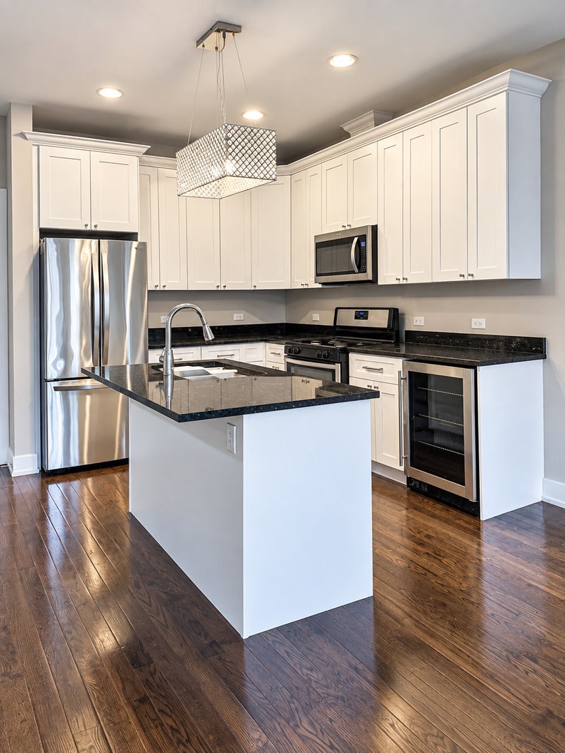 243 E 31st Street 202