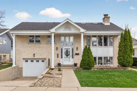 Photo of 547 S Poplar Avenue, Elmhurst, IL 60126 (MLS # 12570584)