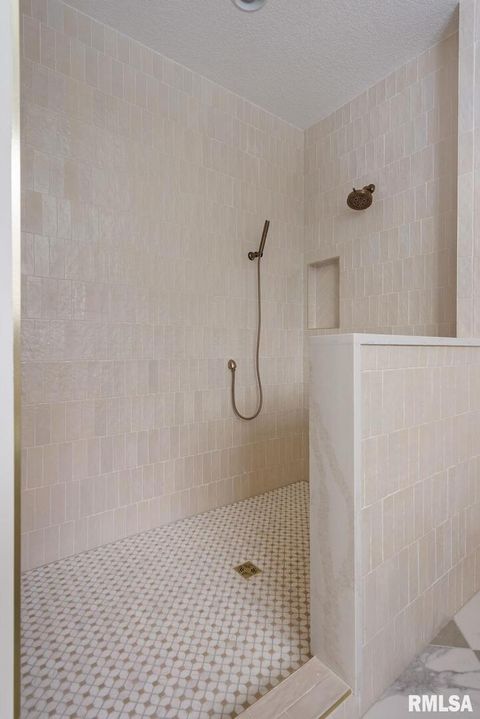 Tiny photo for 7131 Alvie Lane, Bettendorf, IA 52722 (MLS # QC4269914)