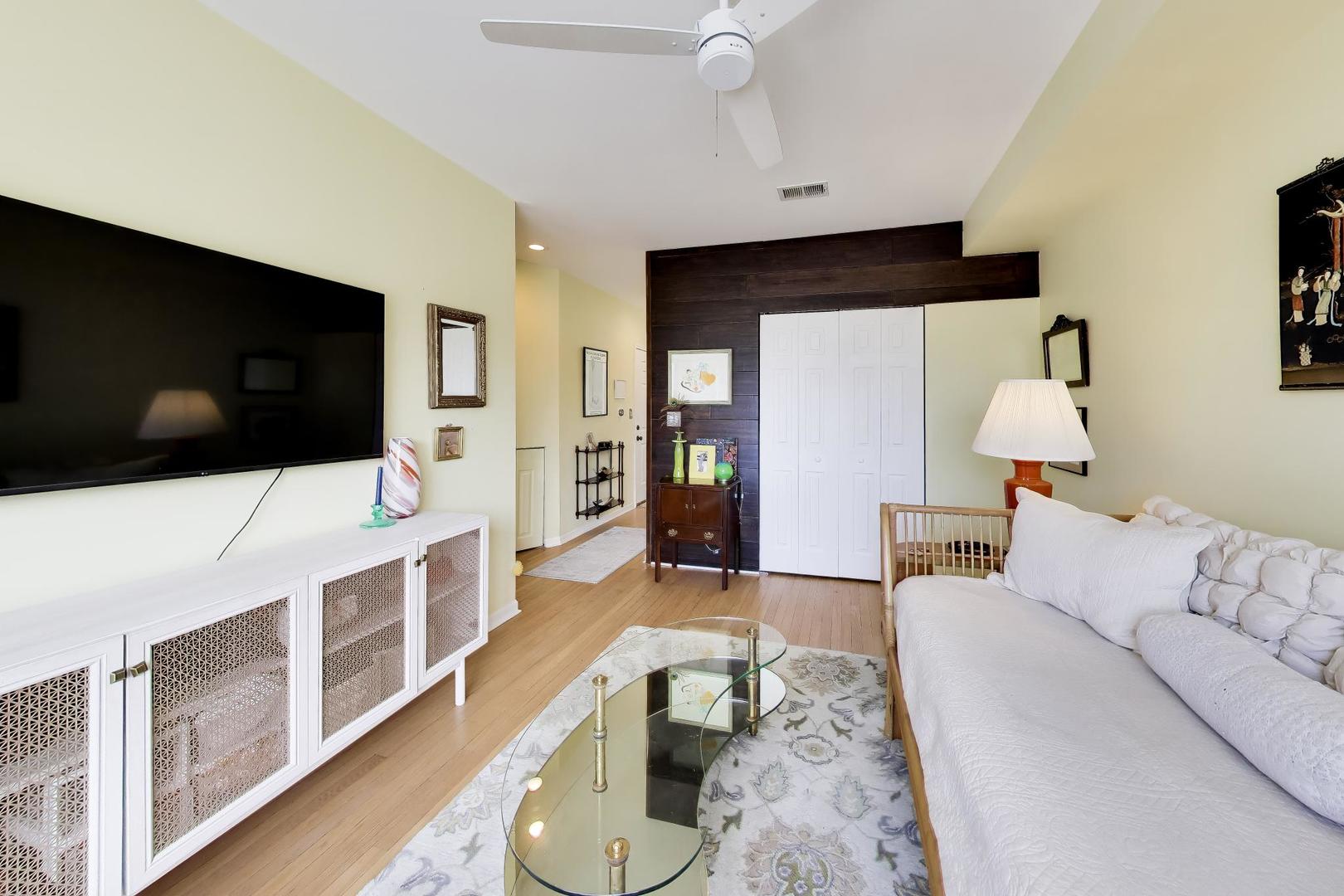 3839 N Western Avenue 202