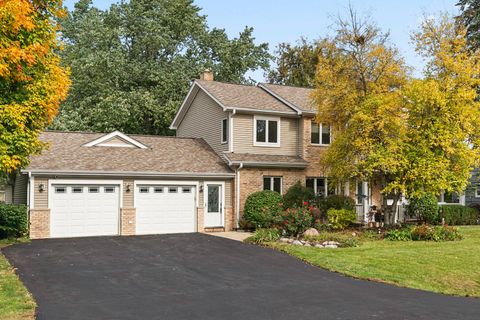 Photo of 23W620 Walnut Street, Roselle, IL 60172 (MLS # 12482918) Photo of 23W620 Walnut Street, Roselle, IL 60172 (MLS # 12482918)