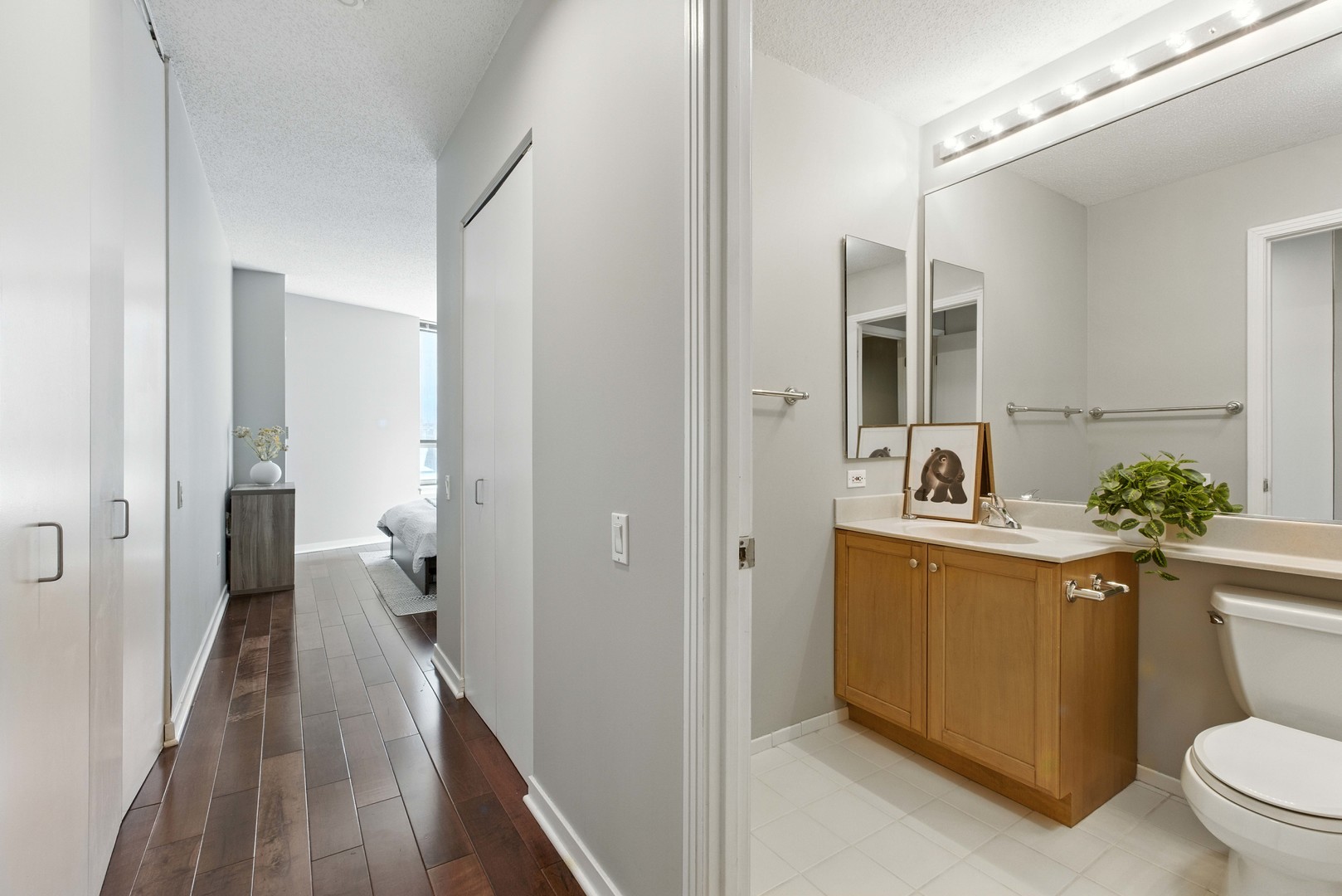 Chicago, Illinois 60654, United States, 2 Bedrooms Bedrooms, ,2 BathroomsBathrooms,Residential,Active,229658