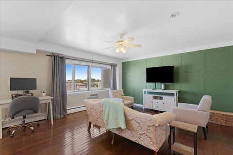 Tiny photo for 7540 N RIDGE Boulevard #5C, Chicago, IL 60645 (MLS # 12478395)