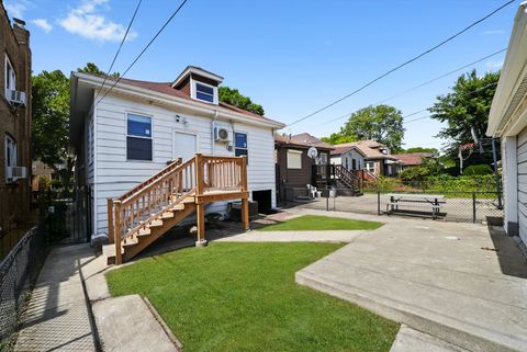 Tiny photo for 7627 S Ridgeland Avenue, Chicago, IL 60649 (MLS # 12490602)
