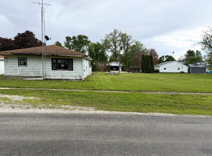 Photo 1 of 10 — 105 W Columbus Street, Sibley, IL 61773