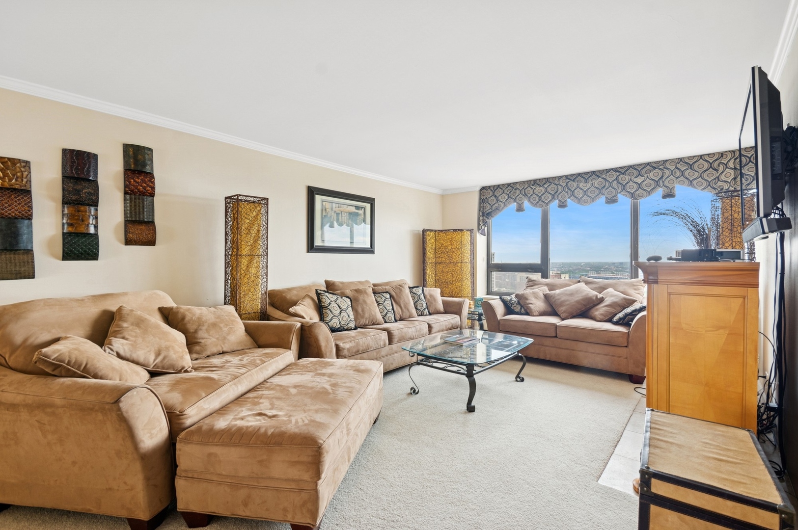 3930 N PINE GROVE Avenue 2616