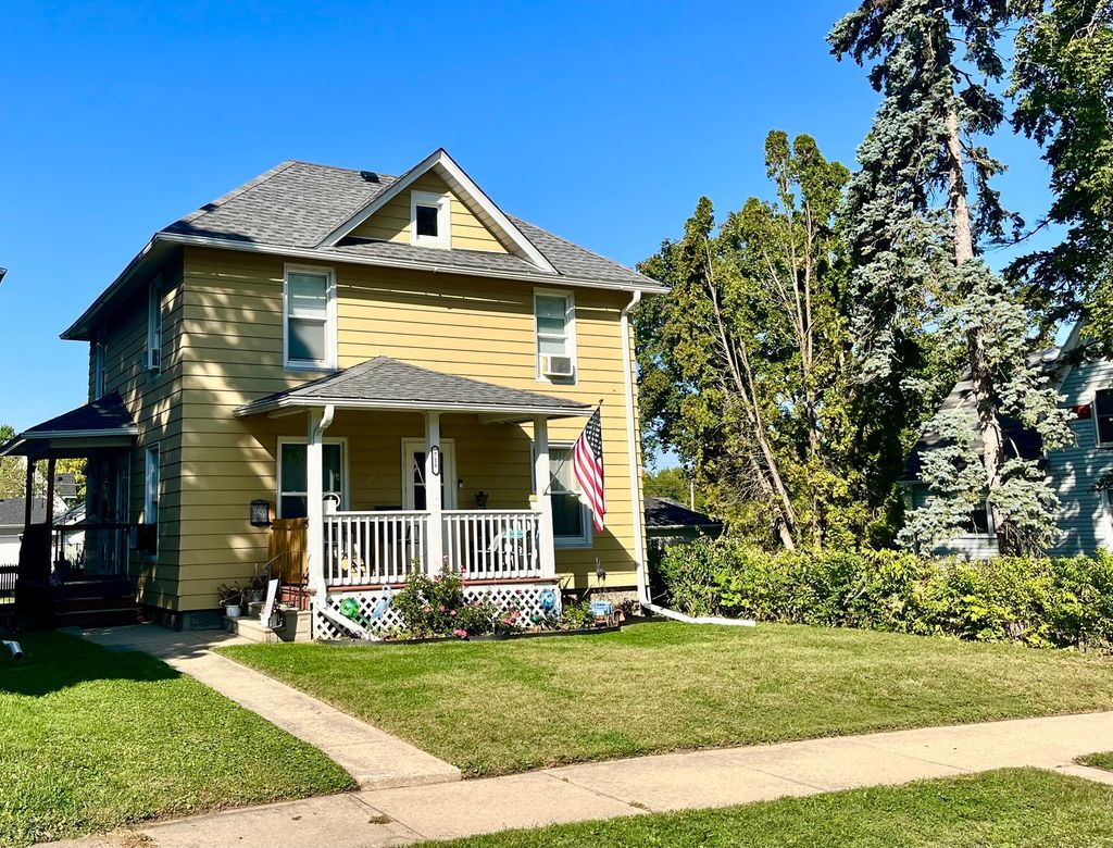 Photo for 715 Ellwood Avenue, DeKalb, IL 60115 (MLS # 12499282)