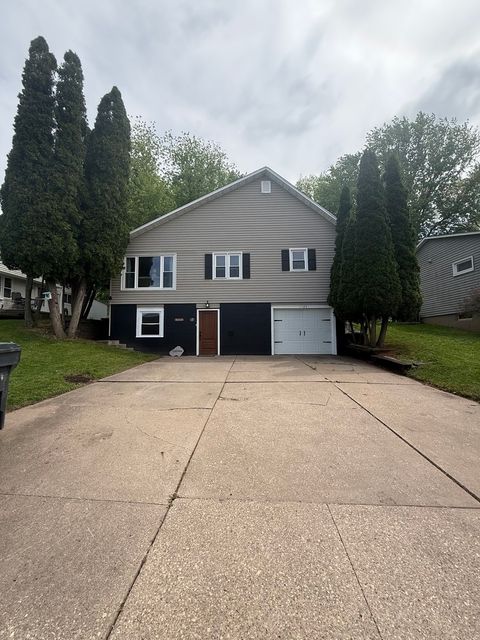 Photo of 1125 Briarcliff Lane, Clinton, IA 52732 (MLS # 12632043)