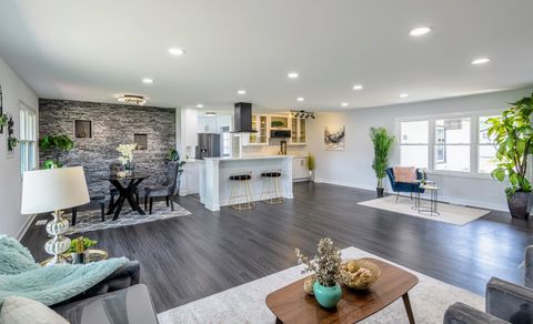 Tiny photo for 72 Braemar Drive, Elk Grove Village, IL 60007 (MLS # 12489959)