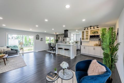 Tiny photo for 72 Braemar Drive, Elk Grove Village, IL 60007 (MLS # 12489959)