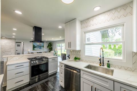 Tiny photo for 72 Braemar Drive, Elk Grove Village, IL 60007 (MLS # 12489959)