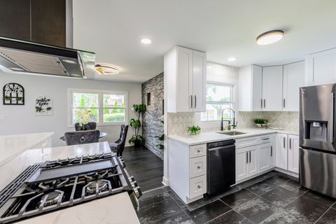 Tiny photo for 72 Braemar Drive, Elk Grove Village, IL 60007 (MLS # 12489959)