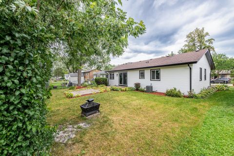 Tiny photo for 72 Braemar Drive, Elk Grove Village, IL 60007 (MLS # 12489959)