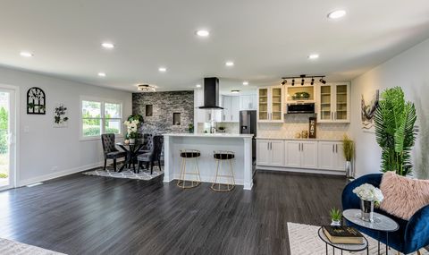 Tiny photo for 72 Braemar Drive, Elk Grove Village, IL 60007 (MLS # 12489959)