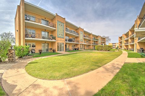 Photo of 10312 S Pulaski Road #302A, Oak Lawn, IL 60453 (MLS # 12619678)