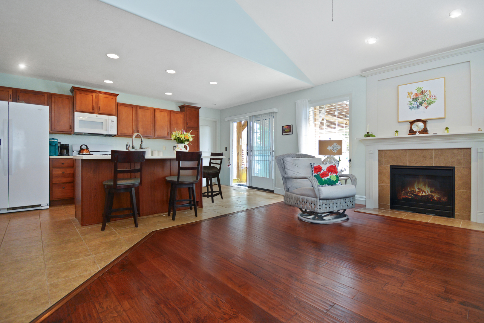 Bloomington, Illinois 61704, United States, 3 Bedrooms Bedrooms, ,3 BathroomsBathrooms,Residential,Contingent,186219