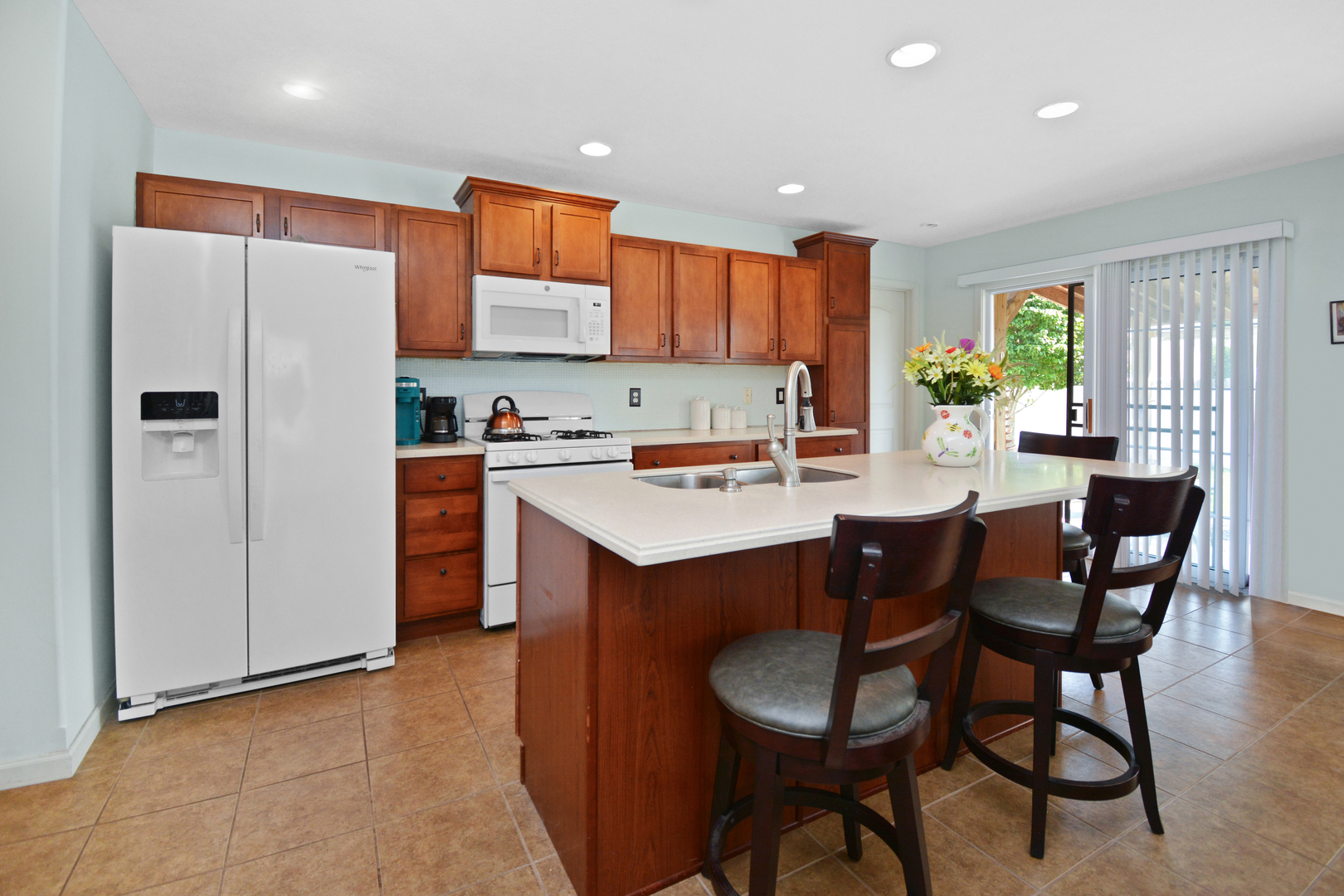 Bloomington, Illinois 61704, United States, 3 Bedrooms Bedrooms, ,3 BathroomsBathrooms,Residential,Contingent,186219