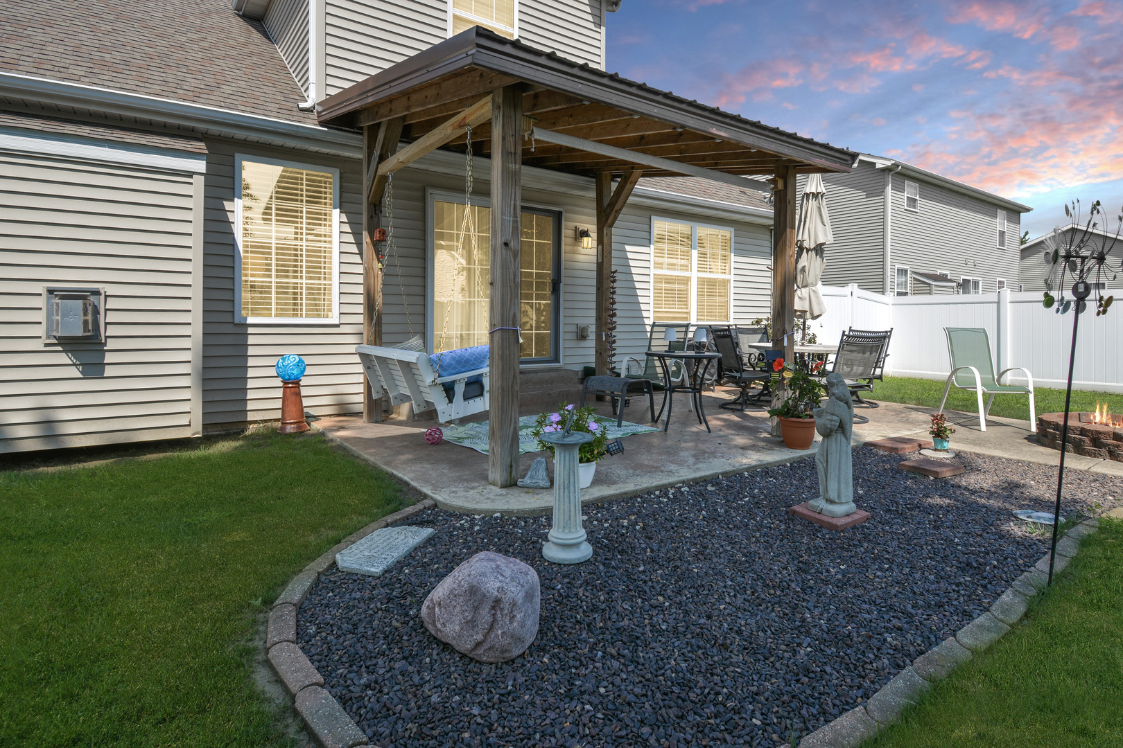 Bloomington, Illinois 61704, United States, 3 Bedrooms Bedrooms, ,3 BathroomsBathrooms,Residential,Contingent,186219