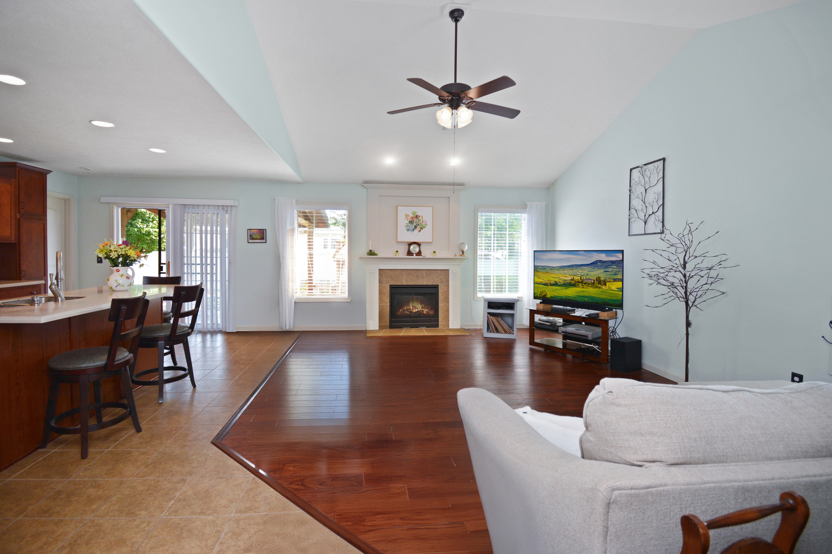 Bloomington, Illinois 61704, United States, 3 Bedrooms Bedrooms, ,3 BathroomsBathrooms,Residential,Contingent,186219