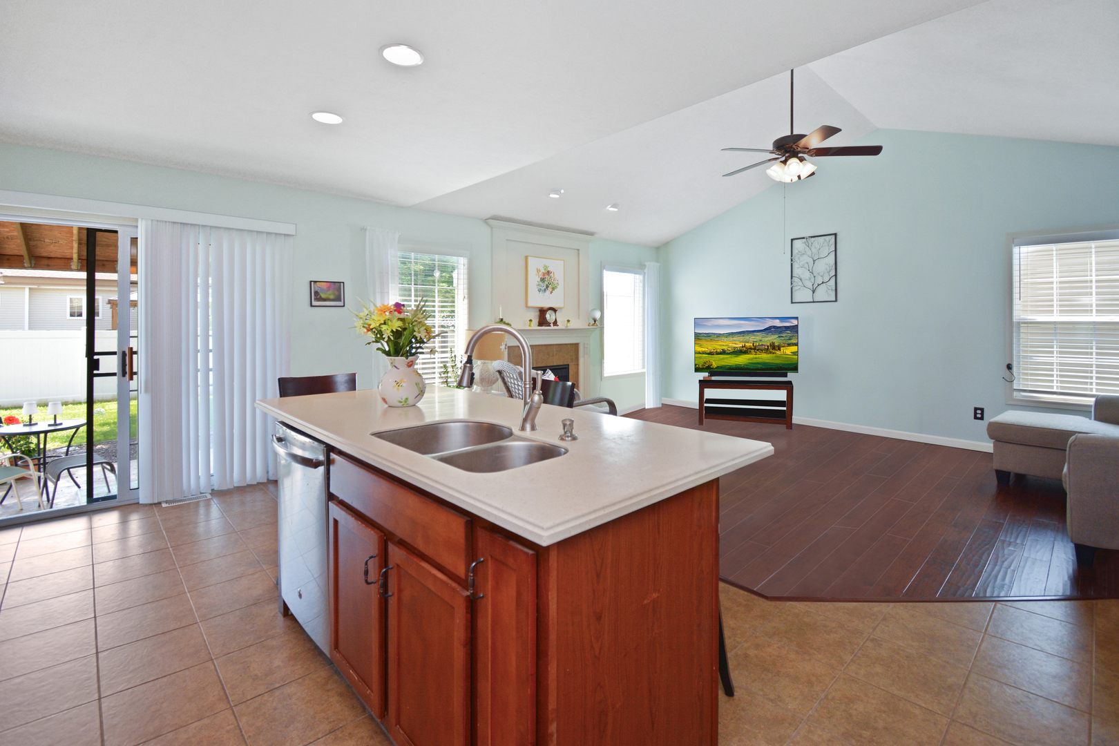 Bloomington, Illinois 61704, United States, 3 Bedrooms Bedrooms, ,3 BathroomsBathrooms,Residential,Contingent,186219